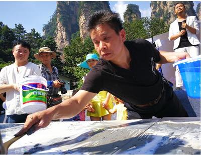 土家畫家百米砂石畫長卷繪張家界風光