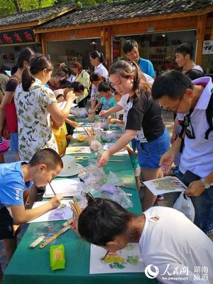 土家畫家百米砂石畫長卷繪張家界風光 擬申報吉尼斯記錄