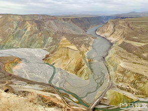 紅山大峽谷的現(xiàn)代抽象詮釋 氣勢恢宏的砂石畫卷