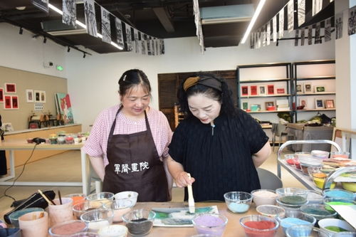 湘女畫家獨創(chuàng)砂石畫 將“國際張”裝進畫里送給世界